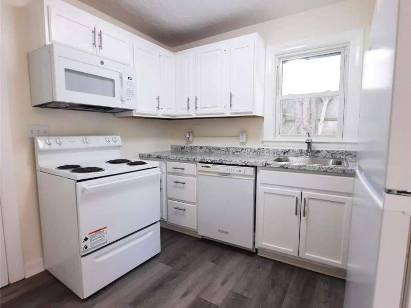 123 Longview Drive, Hendersonville, NC 28791.  MLS# CAR4254265, YatesRealty ID 18871. 