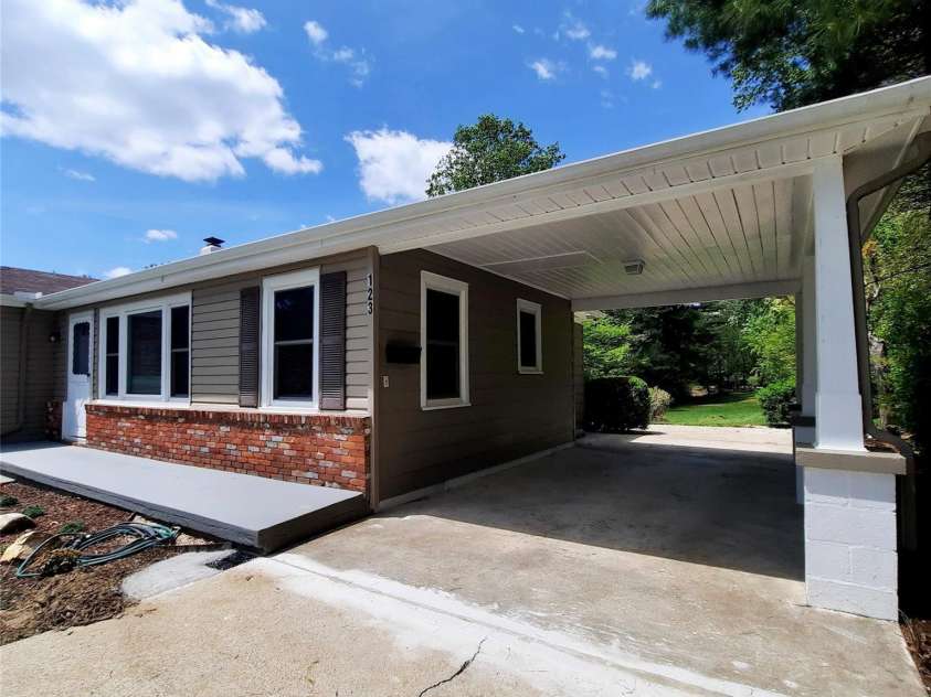 123 Longview Drive, Hendersonville, NC 28791.  MLS# CAR4254265, YatesRealty ID 18871. 