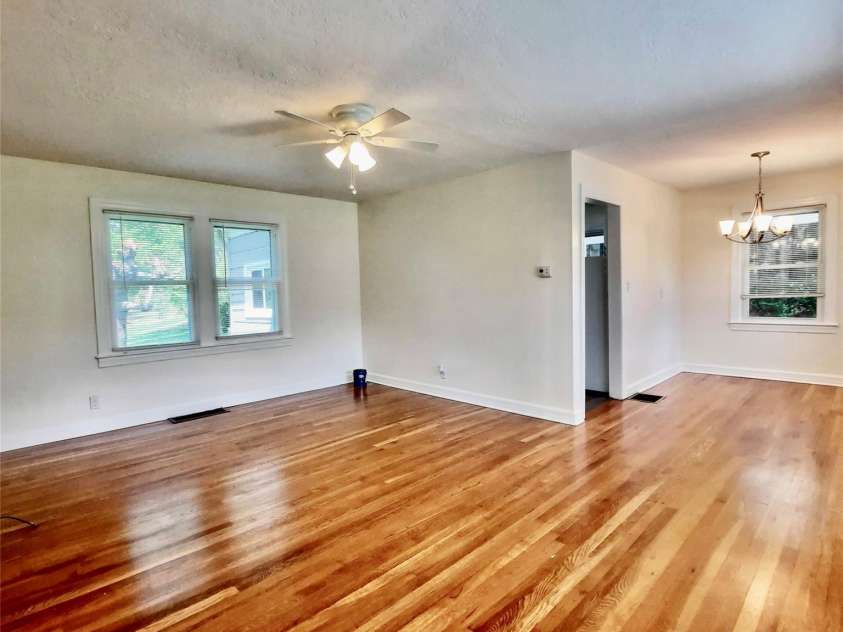 123 Longview Drive, Hendersonville, NC 28791.  MLS# CAR4254265, YatesRealty ID 18871. Beautiful hardwood