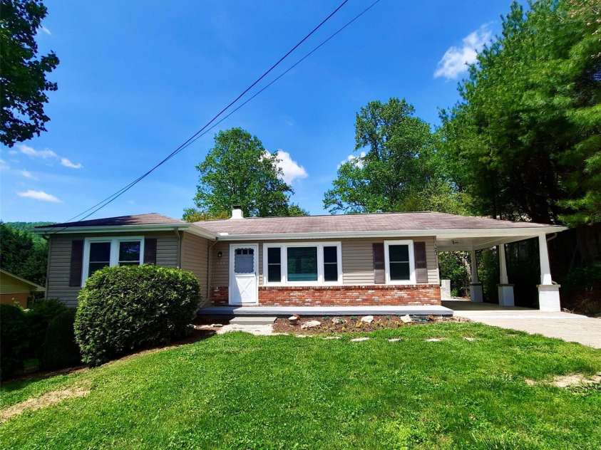 123 Longview Drive, Hendersonville, NC 28791.  MLS# CAR4254265, YatesRealty ID 18871. Great curb appeal