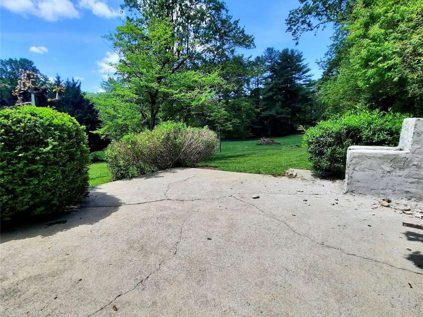 123 Longview Drive, Hendersonville, NC 28791.  MLS# CAR4254265, YatesRealty ID 18871. Patio