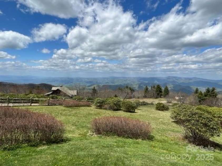 143 Daniel Boone Trail, Burnsville, NC 28714.  MLS# CAR4261449, YatesRealty ID 18872. Gorgeous 3 acre lot sitting on a natural mountain bald