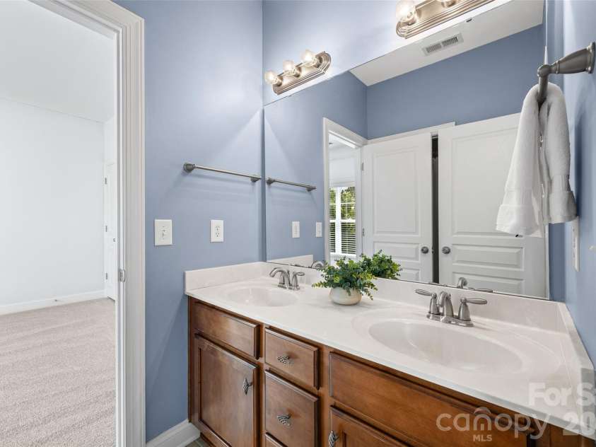 8029 Whitehawk Hill Road, Waxhaw, NC 28173.  MLS# CAR4422211, YatesRealty ID 18874. Jack n jill bath