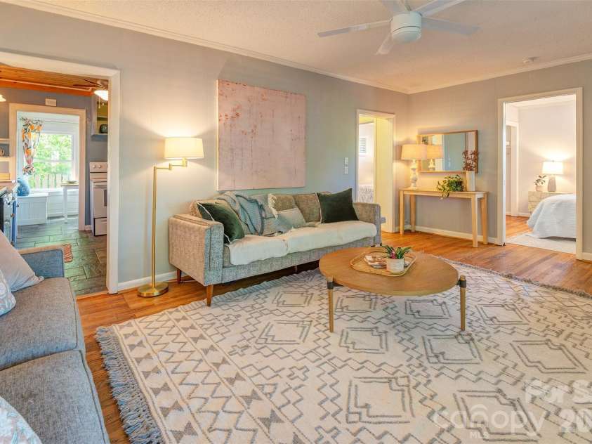124 Evelyn Place, Asheville, NC 28801.  MLS# CAR4372185, YatesRealty ID 18877. 
