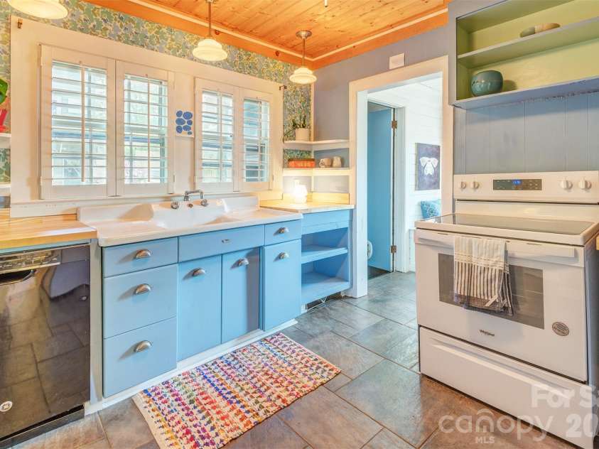 124 Evelyn Place, Asheville, NC 28801.  MLS# CAR4372185, YatesRealty ID 18877. 