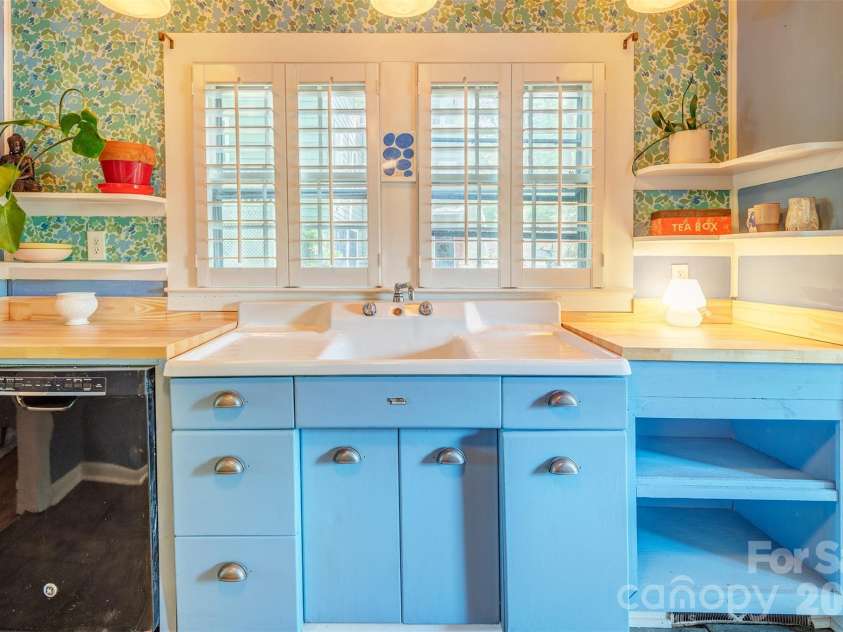 124 Evelyn Place, Asheville, NC 28801.  MLS# CAR4372185, YatesRealty ID 18877. 