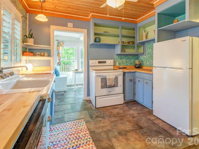 124 Evelyn Place, Asheville, NC 28801.  MLS# CAR4372185, YatesRealty ID 18877. 
