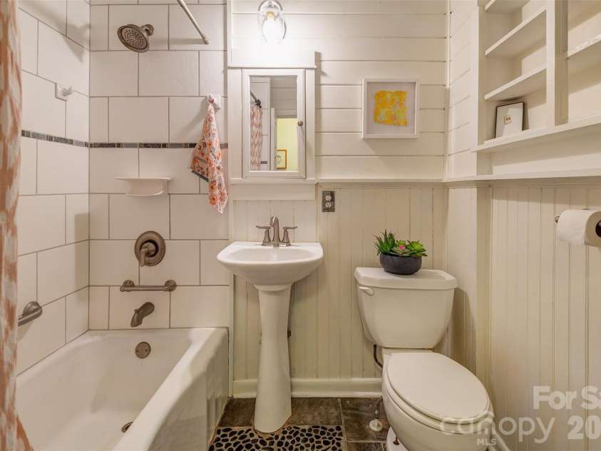 124 Evelyn Place, Asheville, NC 28801.  MLS# CAR4372185, YatesRealty ID 18877. 