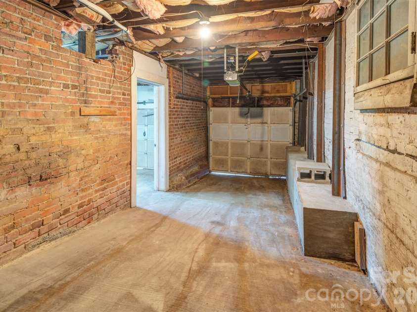 124 Evelyn Place, Asheville, NC 28801.  MLS# CAR4372185, YatesRealty ID 18877. 