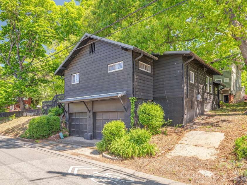 124 Evelyn Place, Asheville, NC 28801.  MLS# CAR4372185, YatesRealty ID 18877. 