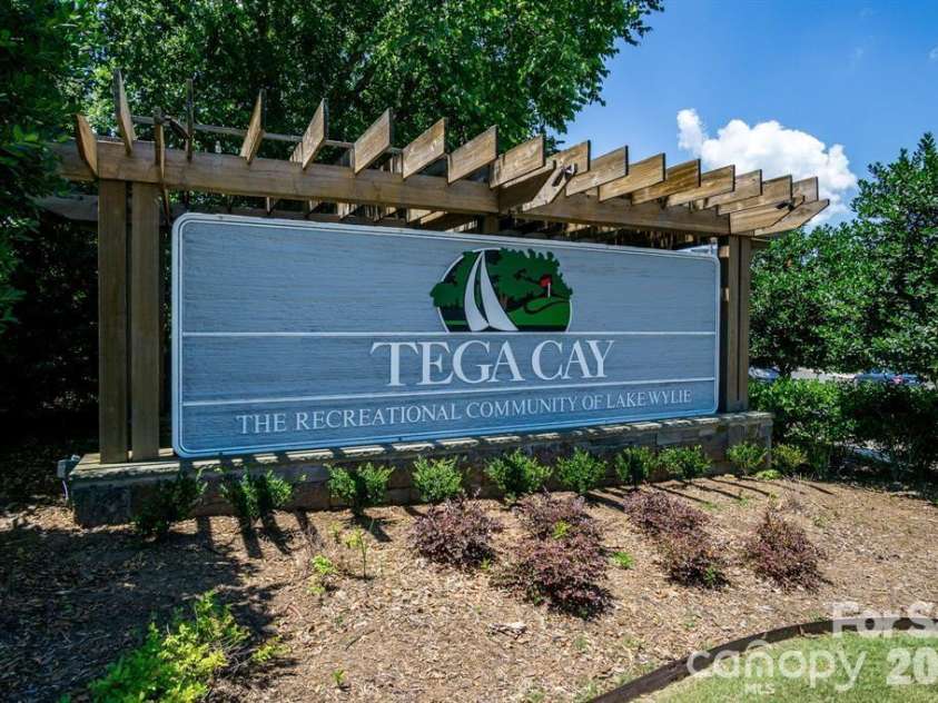 1177 Windsong Bay Lane, Tega Cay, SC 29708.  MLS# CAR4369095, YatesRealty ID 18879. Tega Cay: all it has to offer! 