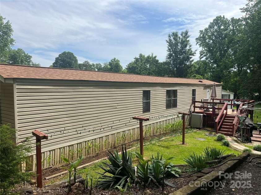 2165 Peanuts Lane, Newton, NC 28658.  MLS# CAR4259994, YatesRealty ID 18879. 