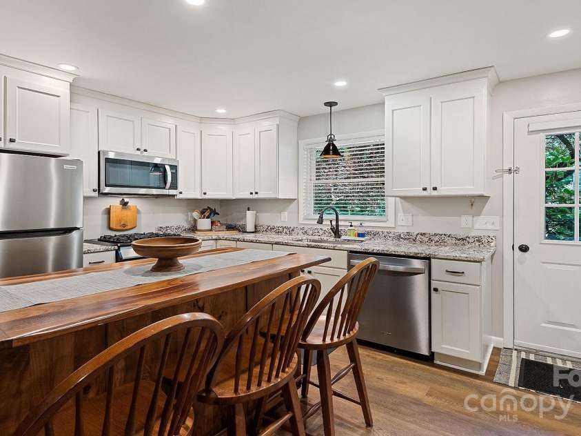 120 Blue Jay Loop, Maggie Valley, NC 28751.  MLS# CAR4242766, YatesRealty ID 18880. 
