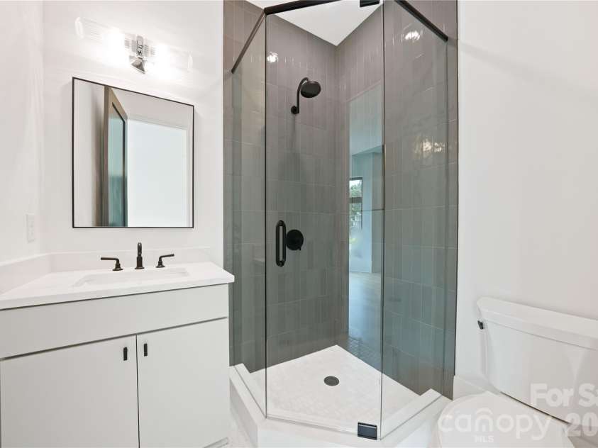 1511 Waverly Avenue, Charlotte, NC 28203.  MLS# CAR4335309, YatesRealty ID 18882. Ensuite Bathroom