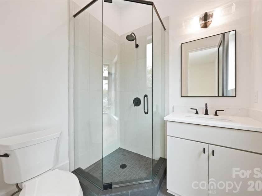 1511 Waverly Avenue, Charlotte, NC 28203.  MLS# CAR4335309, YatesRealty ID 18882. Ensuite Bathroom