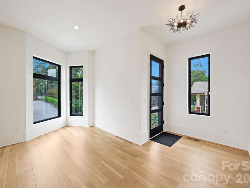 1511 Waverly Avenue, Charlotte, NC 28203.  MLS# CAR4335309, YatesRealty ID 18882. Entry