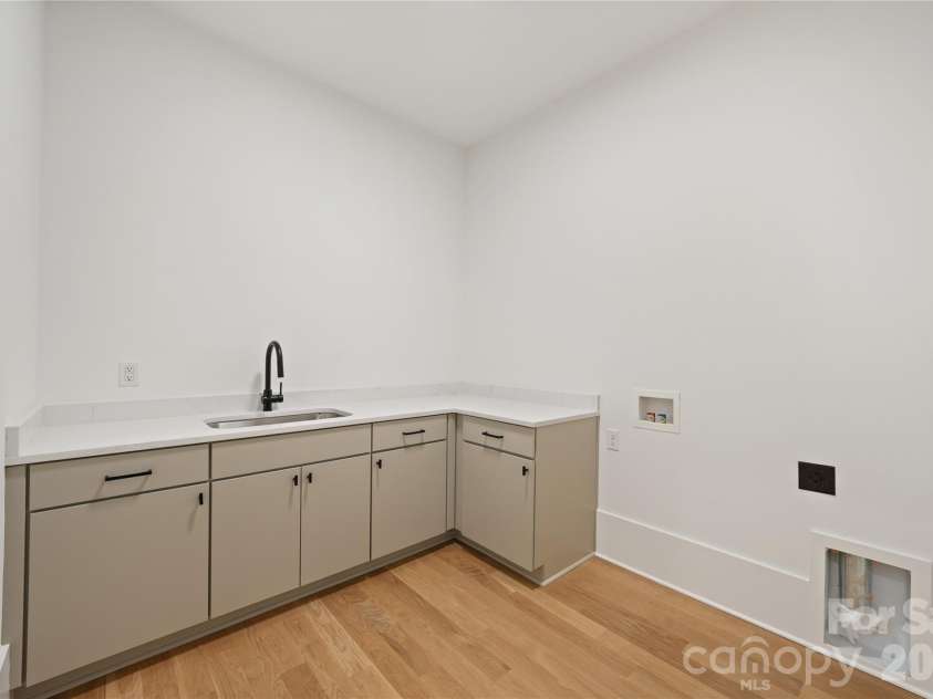 1511 Waverly Avenue, Charlotte, NC 28203.  MLS# CAR4335309, YatesRealty ID 18882. Laundry