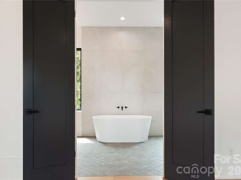 1511 Waverly Avenue, Charlotte, NC 28203.  MLS# CAR4335309, YatesRealty ID 18882. Primary Bathroom