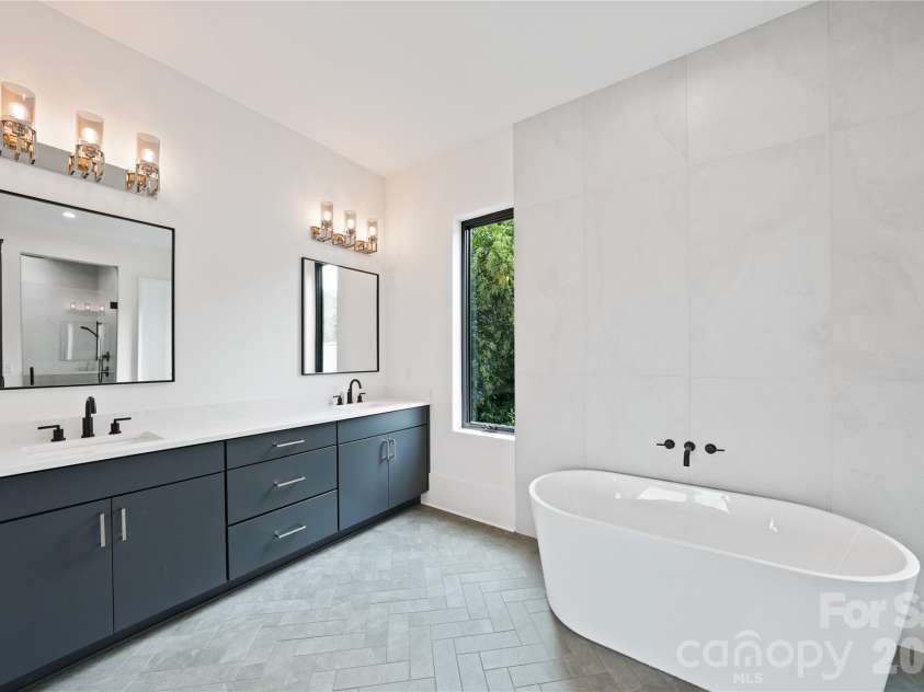 1511 Waverly Avenue, Charlotte, NC 28203.  MLS# CAR4335309, YatesRealty ID 18882. Primary Bathroom