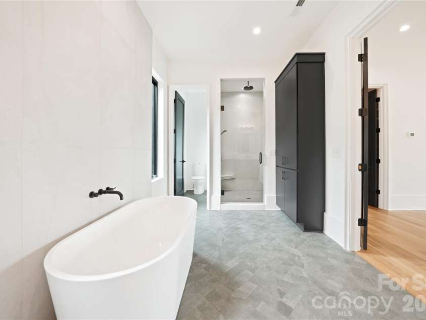 1511 Waverly Avenue, Charlotte, NC 28203.  MLS# CAR4335309, YatesRealty ID 18882. Primary Bathroom