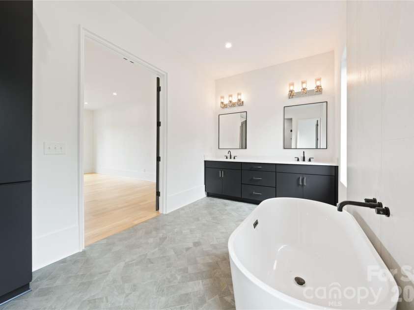 1511 Waverly Avenue, Charlotte, NC 28203.  MLS# CAR4335309, YatesRealty ID 18882. Primary Bathroom