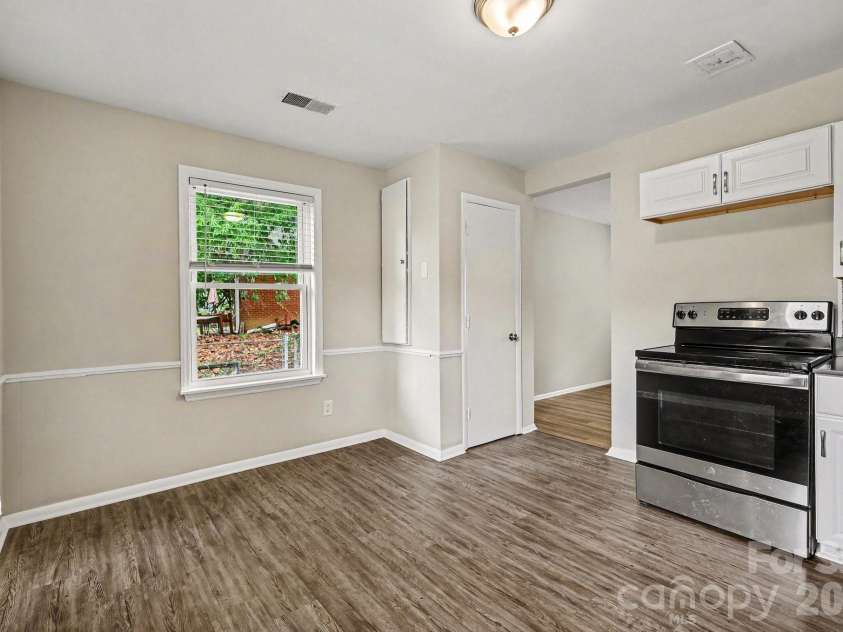 603 Dobson Drive, Charlotte, NC 28213.  MLS# CAR4377613, YatesRealty ID 18883. 