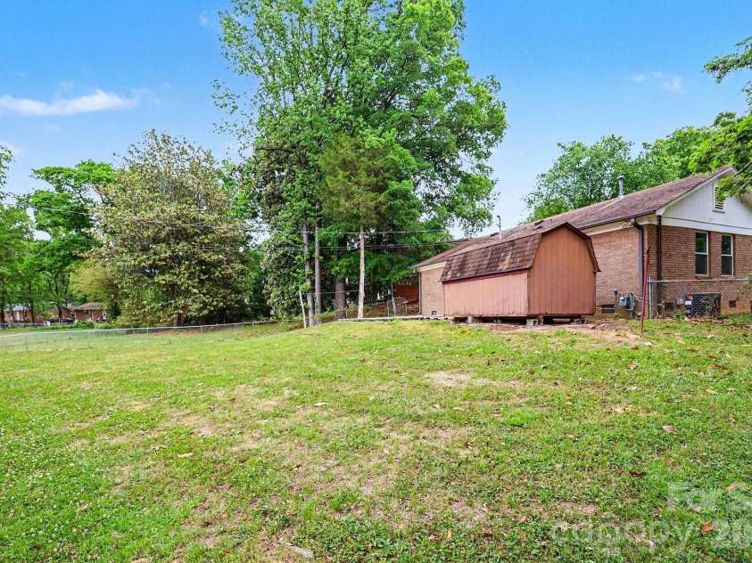 603 Dobson Drive, Charlotte, NC 28213.  MLS# CAR4377613, YatesRealty ID 18883. 