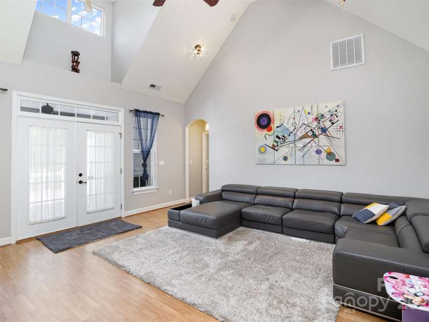 14807 Middlesborough Drive, Matthews, NC 28104.  MLS# CAR4252335, YatesRealty ID 18889. 