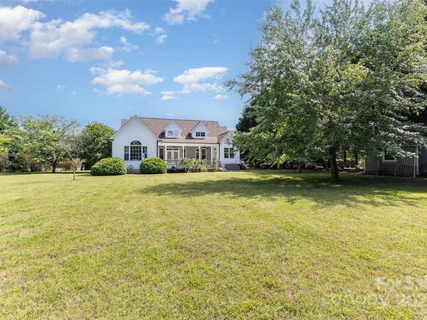14807 Middlesborough Drive, Matthews, NC 28104.  MLS# CAR4252335, YatesRealty ID 18889. Deer love hanging out here.