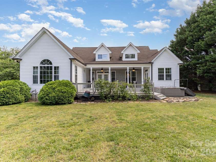 14807 Middlesborough Drive, Matthews, NC 28104.  MLS# CAR4252335, YatesRealty ID 18889. Privacy galore