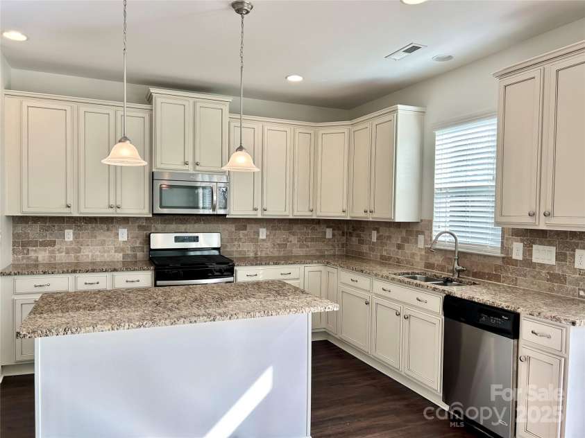 1019 Dunhill Lane, Waxhaw, NC 28173.  MLS# CAR4226666, YatesRealty ID 18893. 