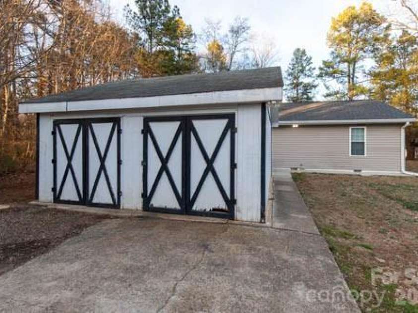 138 Pacific Drive, Statesville, NC 28677.  MLS# CAR4346044, YatesRealty ID 18893. 