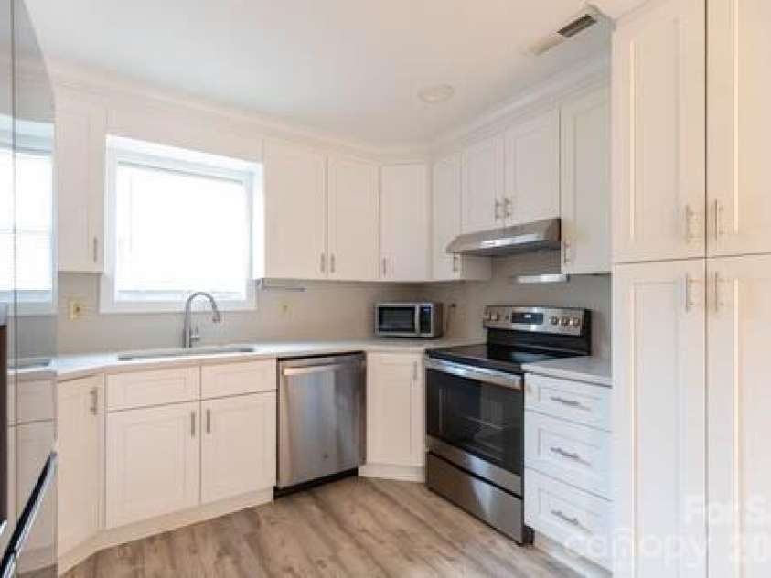 138 Pacific Drive, Statesville, NC 28677.  MLS# CAR4346044, YatesRealty ID 18893. Kitchen w/ Pantry