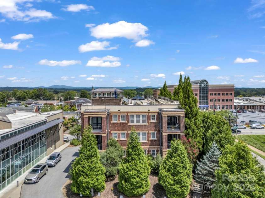 203 6th Avenue, Hendersonville, NC 28739.  MLS# CAR4288242, YatesRealty ID 18894. A 