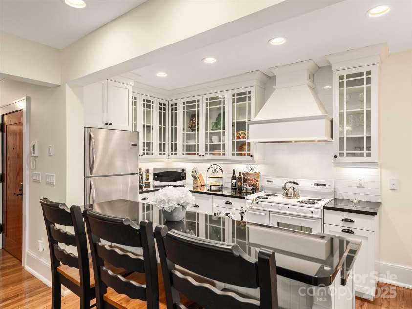 203 6th Avenue, Hendersonville, NC 28739.  MLS# CAR4288242, YatesRealty ID 18894. Enjoy the breakfast bar...