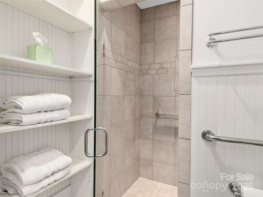 203 6th Avenue, Hendersonville, NC 28739.  MLS# CAR4288242, YatesRealty ID 18894. Full bath.