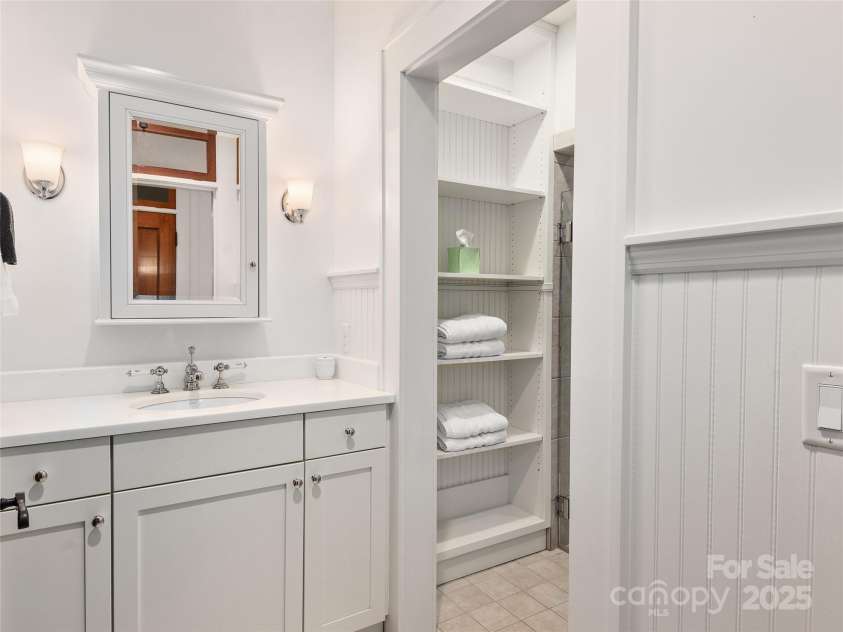 203 6th Avenue, Hendersonville, NC 28739.  MLS# CAR4288242, YatesRealty ID 18894. Full bath.