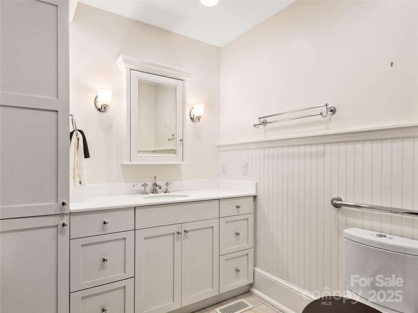 203 6th Avenue, Hendersonville, NC 28739.  MLS# CAR4288242, YatesRealty ID 18894. This residence has two bedrooms and two full baths.