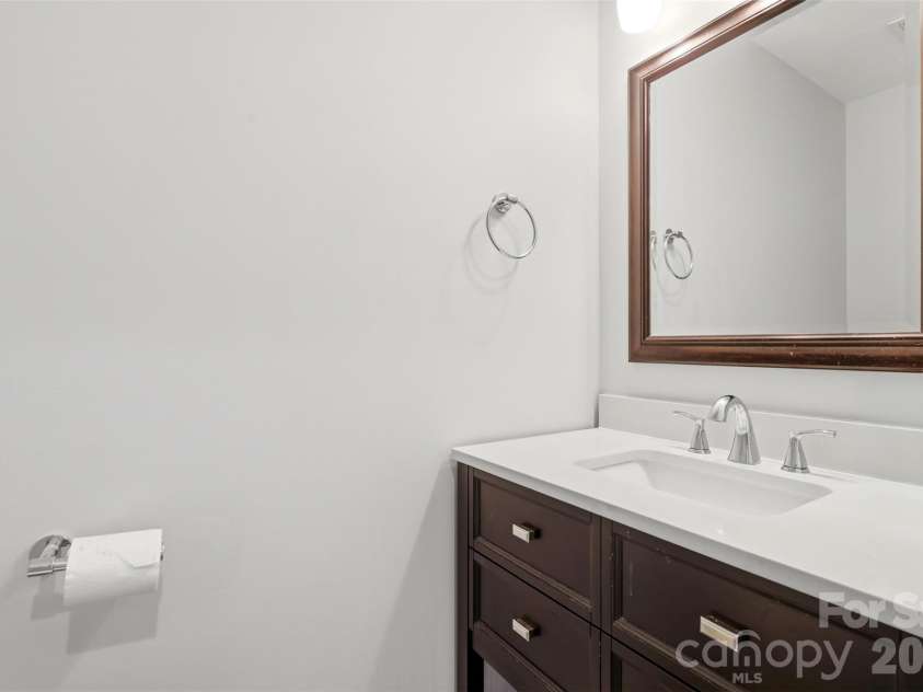 7130 Gallatin Lane, Charlotte, NC 28213.  MLS# CAR4369797, YatesRealty ID 18896. 1st floor half bath