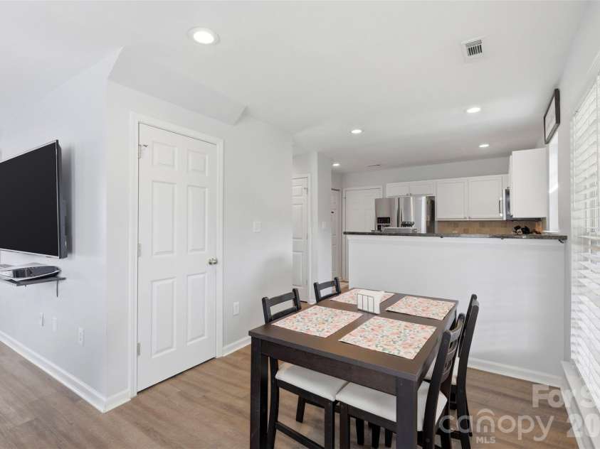7130 Gallatin Lane, Charlotte, NC 28213.  MLS# CAR4369797, YatesRealty ID 18896. Dining