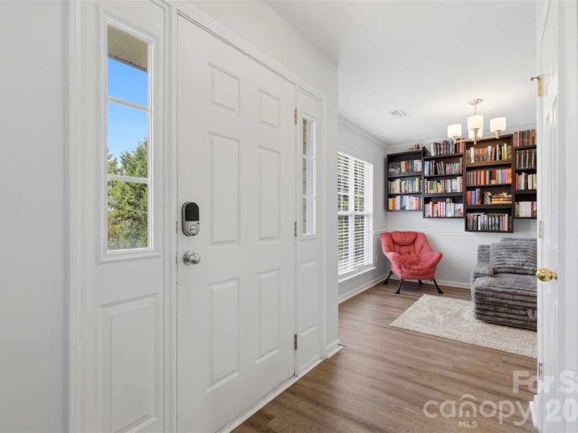 7130 Gallatin Lane, Charlotte, NC 28213.  MLS# CAR4369797, YatesRealty ID 18896. Entry