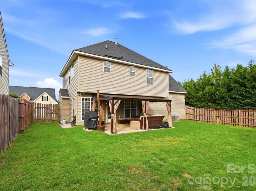 7130 Gallatin Lane, Charlotte, NC 28213.  MLS# CAR4369797, YatesRealty ID 18896. Fenced backyard