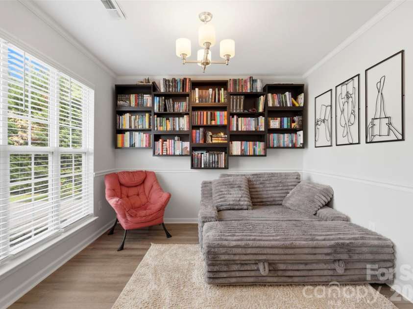 7130 Gallatin Lane, Charlotte, NC 28213.  MLS# CAR4369797, YatesRealty ID 18896. Flex space/entry