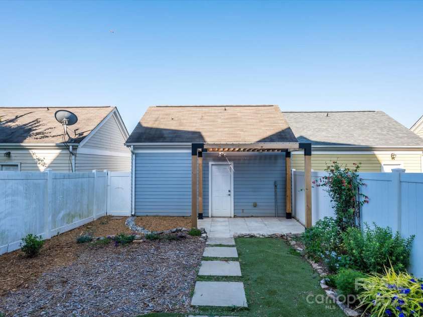 541 Jetton Street, Davidson, NC 28036.  MLS# CAR4253876, YatesRealty ID 18899. 