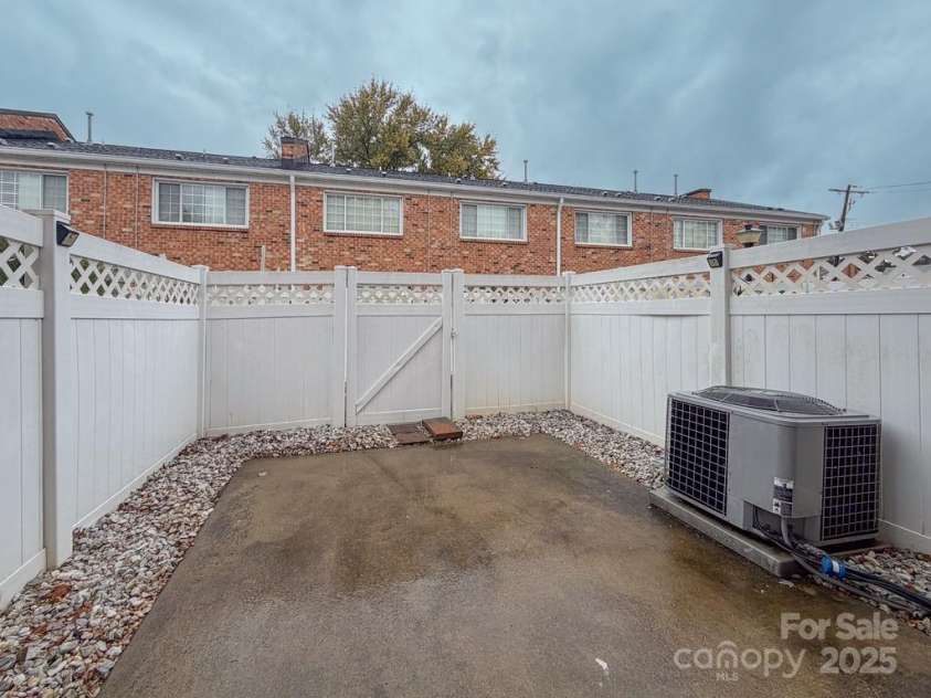 1310 Green Oaks Lane, Charlotte, NC 28205.  MLS# CAR4317960, YatesRealty ID 1890. 