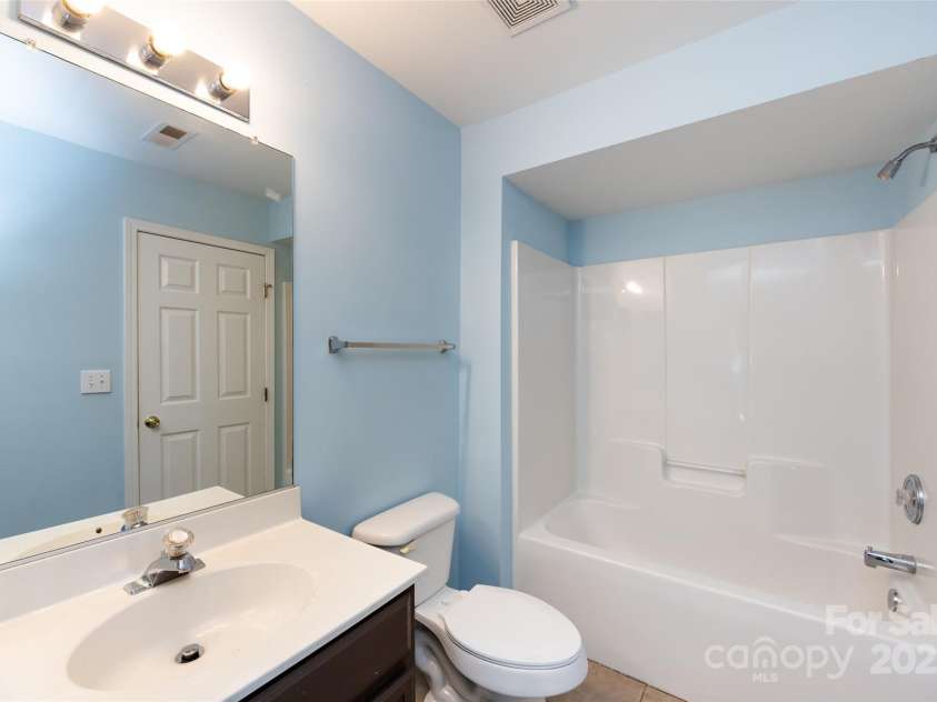 15623 Sir Charles Place, Charlotte, NC 28277.  MLS# CAR4257942, YatesRealty ID 18900. 1st Floor Full Bathroom