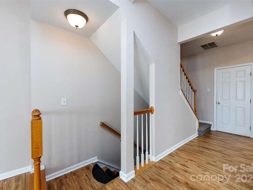 15623 Sir Charles Place, Charlotte, NC 28277.  MLS# CAR4257942, YatesRealty ID 18900. 2nd Floor Landing