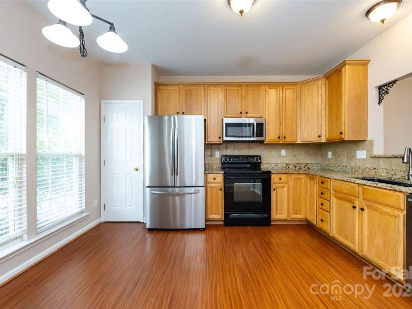 15623 Sir Charles Place, Charlotte, NC 28277.  MLS# CAR4257942, YatesRealty ID 18900. Eat In Kitchen