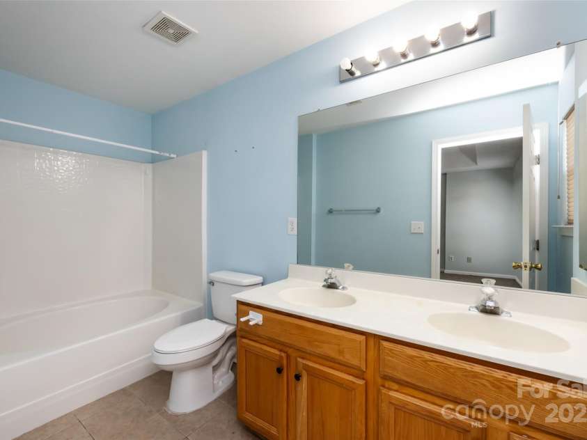 15623 Sir Charles Place, Charlotte, NC 28277.  MLS# CAR4257942, YatesRealty ID 18900. Primary Bathroom