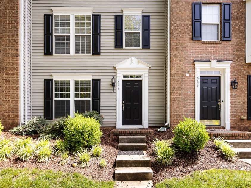 15623 Sir Charles Place, Charlotte, NC 28277.  MLS# CAR4257942, YatesRealty ID 18900. Welcome!!